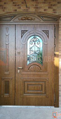 полуторная входная дверь для частного дома со стеклом и ковкой