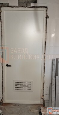 входная дверь с белым порошковым напылением и вентиляционной решеткой