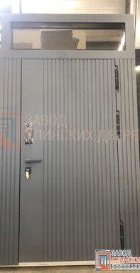 антрацитовая входная дверь с верхней фрамугой с узкими вертикальными ламелями модерн
