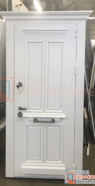 белоснежная классическая дверь с резными филенками для торжественного парадного входа