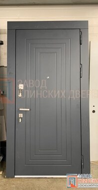 входная дверь в квартиру отделкой серой мдф панелью с фрезерованным рисунком