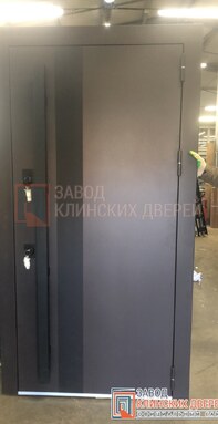 входная дверь для частного дома с тяговой дверной ручкой