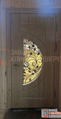 входная дверь под дерево с полукруглым стеклом и золотой ковкой - фото внутри