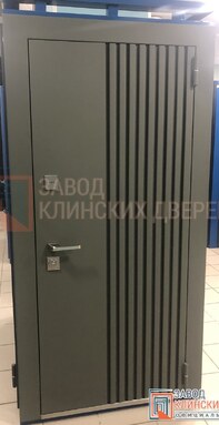 входная дверь темно-зеленого цвета с вертикальным фрезерованием