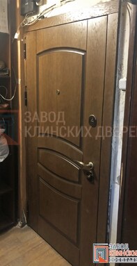 входная дверь цвета миланский орех с классической фрезеровкой мдф панелей