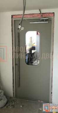 входная техническая дверь светлого оттенка с закругленным окном и длинной тяговой ручкой - фото внут