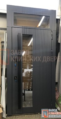 высокая антрацитовая дверь с фрамугой и узким вертикальным окном остекления