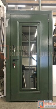 зеленая входная дверь с центральным стеклопакетом и защитной металлической решеткой