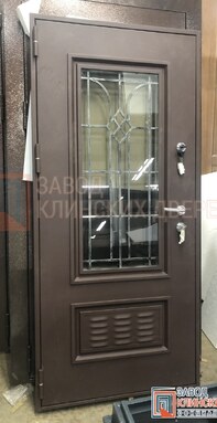 коричнеая входная однопольная дверь со стеклом и кованой решеткой