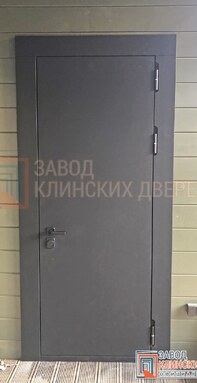 лаконичная металлическая дверь темно-серого цвета с износостойким порошковым напылением