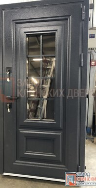 металлическая дверь антрацитового цвета с прямоугольным стеклом и внутренней решеткой