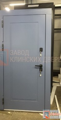 металлическая дверь серо-голубого цвета с современным умным замком и гладкой отделкой