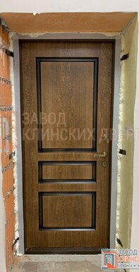 одностворчатая входная дверь с филенчатой мдф панелью цвета дуб