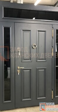 парадная серая входная дверь для коттелда с боковыми и верхней стеклянными фрамугами