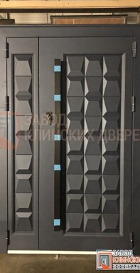 полуторная металлическая дверь серого цвета с объемным квадратным 3d рисунком