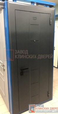 серая входная дверь с фрезеровкой номера квартиры на гладкой мдф панели