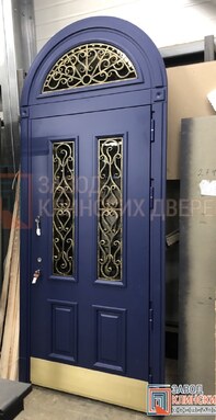 синяя входная дверь с арочной фрамугой со стеклопакетами и художественной ковкой