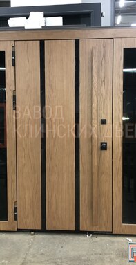 современная широкая входная уличная дверь с мфд цвета орех с боковыми остекленными фрамугами