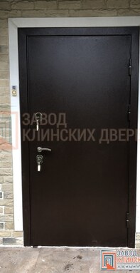 темная входная металлическая дверь - фото наружной окраски порошковым напылением