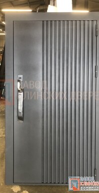 темно-серая входная дверь со смарт замком с вертикальными панелями в современном стиле