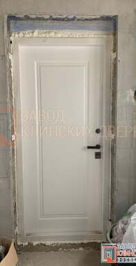 установленная входная дверь с отделкой мдф с прямоугольным фрезерованным рисунком