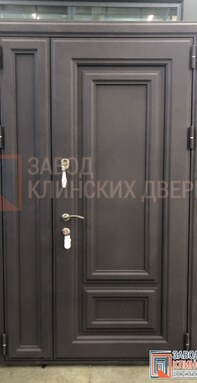 утепленная серая полуторная дверь с металлическими филенками 