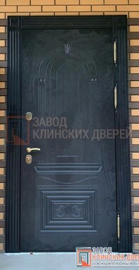 черная входная дверь с отделкой влагостойкой мдф панелью с классическим фрезерованным рисунком