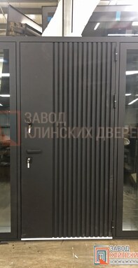 широкая входная дверь с боковыми стеклами и отделкой вертикальными рейками