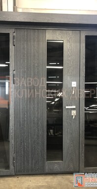 широкая входная дверь с боковыми стеклами и отделкой мдф древесной текстуры с вертикальными рейками.