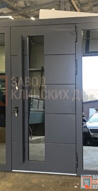 широкая металлическая дверь с боковыми световыми окнами в современном стиле