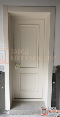 элегантная дверь цвета слоновой кости с мягким контуром изящной центральной панели - фото внутри